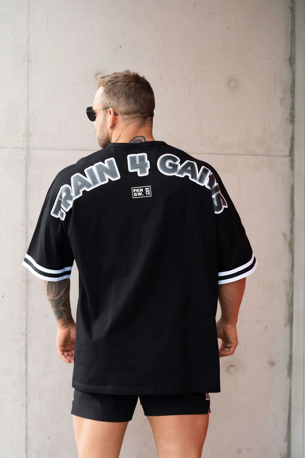 Train 4 Gains | Men's Oversized Pump Cover Gym T-Shirt | Black